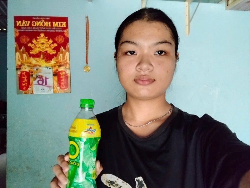 Em Nguyễn Thị Ngọc Trân trúng voucher trị giá 20 triệu nhờ giải nhiệt, giảm căng thẳng với Trà Xanh Không Độ trong mùa thi vừa qua. (Ảnh: NVCC) 3 (10).jpg