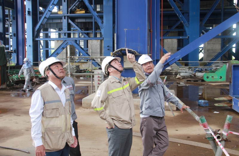 Ông Hà Đình Niên kiểm tra công trường, chỉ đạo công tác thi công lắp đặt thiết bị Lò hơi A02.JPG
