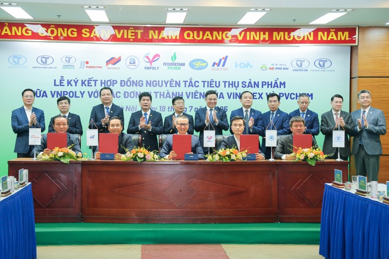 Ký kết hợp đồng nguyên tắc giữa VNPOLY với các đơn vị Dệt may Hòa Thọ, VINATEX Phú Cường, Dệt may Việt Thắng, Dệt may Phong Phú A5 (3).jpg