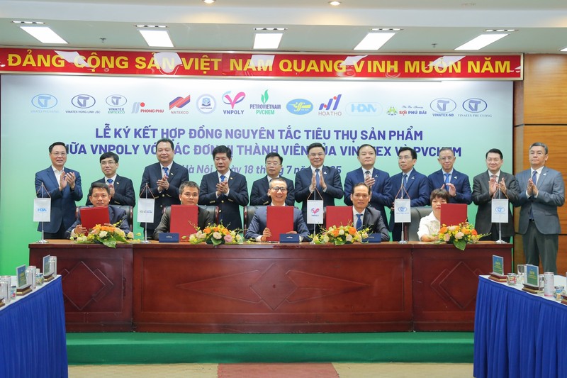 Ký kết hợp đồng nguyên tắc giữa VNPOLY với các đơn vị VINATEX Hồng Lĩnh, VINATEX Phú Hưng, Dệt may Huế, Sợi Phú Bài A6 (2).jpg
