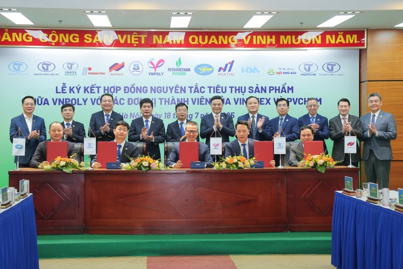 Ký kết hợp đồng nguyên tắc giữa VNPOLY và các đơn vị VINATEX Nam Định, Dệt may Nam Định, Dệt may Hà Nội, Dệt 8/3 A7 (1).jpg