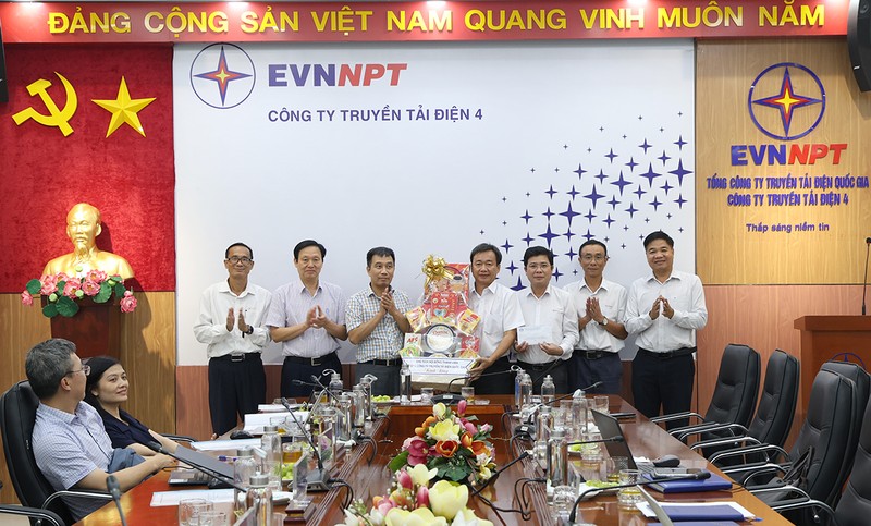 Chủ tịch HĐTV EVNNPT Nguyễn Tuấn Tùng và Chủ tịch Công đoàn EVNNPT Trịnh Tuấn Sơn cùng lãnh đạo PTC4 đã tặng quà, động viên người lao động Đội TTĐ Đồng Nai Chủ tịch HĐTV EVNNPT Nguyễn Tuấn Tùng và Chủ tịch Công đoàn EVNNPT Trịnh Tuấn Sơn cùng lãnh đạo PTC4 đã tặng quà, động viên người lao động Đội TTĐ Đồng Nai