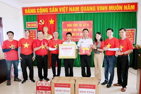 Phó Tổng Giám đốc Phùng Thị Bình trao quà tặng cho chiến sĩ trên đảo Len Đao Phó Tổng Giám đốc Phùng Thị Bình trao quà tặng cho chiến sĩ trên đảo Len Đao