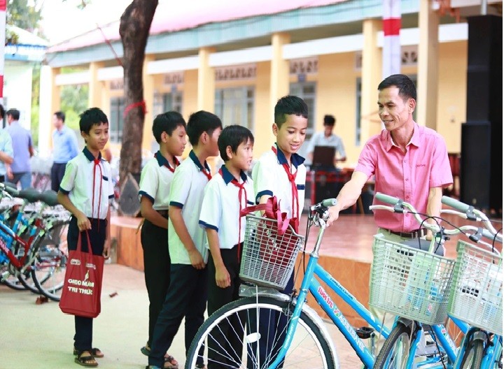 Agribank trao tặng quà cho chương trình “Gieo mầm tri thức” A1 - Agribank Phú nhận trao qua trong chương trình Gieo mầm tri thức.jpg