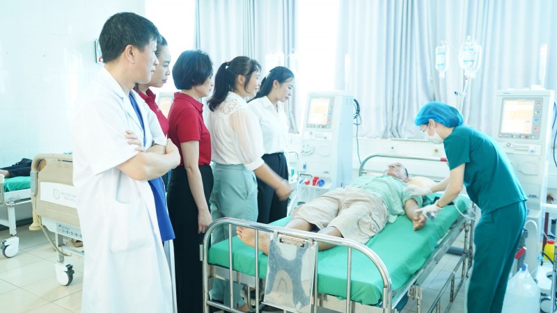 Lãnh đạo Ngân hàng Agribank, Sở Y tế, BVĐK tỉnh Lai Châu thăm bệnh nhân chạy thận A3-.jpg