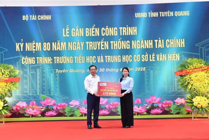 Đại diện Agribank, Phó Tổng Giám đốc Đoàn Ngọc Lưu trao tặng 2 tỷ đồng ủng hộ chương trình xóa nhà tạm, nhà dột nát A4 - Đại diện Agribank - Đồng chí Đoàn Ngọc Lưu, Phó Tổng Giám đốc trao tặng 2 tỷ đồng.jpg