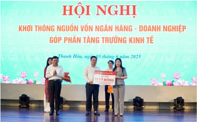 Ông Hoàng Minh Ngọc - Phó Tổng Giám đốc Agribank trao tặng tỉnh Thanh Hóa 15 tỷ đồng trong chương trình “Xóa nhà tạm, nhà dột nát” trên địa bàn tỉnh Thanh Hóa A5 - ĐC Hoàng Minh Ngọc -Phó Tổng Giám đốc Agribank trao tặng tỉnh Thanh Hóa 15 tỷ đ.jpg