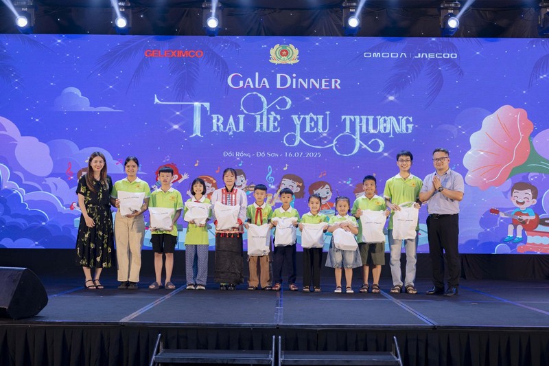 Đại diện Công ty Cổ phần Ô tô GEL-O&J trao quà cho các bạn nhỏ trong đêm Gala Dinner anh 10 (1).jpg