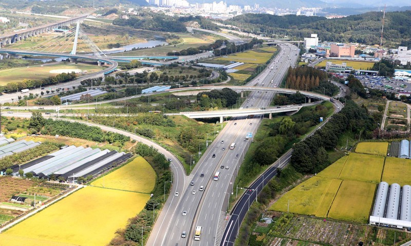 Hiện tại, đường cao tốc Gyeongbu vẫn được nhắc đến như biểu tượng cho tinh thần vượt khó, tự cường và niềm tự hào xứ kim chi (Ảnh: JoongAng Ilbo) Hinh 1.jpg
