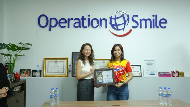 Bà Lê Thị Minh Hưng đại diện Công ty Number One nhận biểu trưng ghi nhận sự đồng hành từ Operation Smile Việt Nam 2 (17).jpg