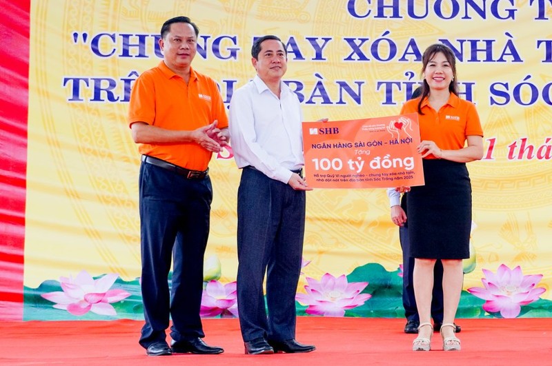 SHB ủng hộ tỉnh Sóc Trăng 100 tỷ đồng xóa nhà tạm, nhà dột nát Anh 3. Ung ho Soc Trang.jpg