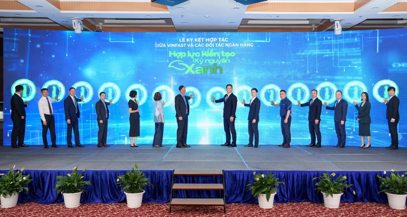 Hợp tác giữa 12 ngân hàng, tổ chức tài chính lớn với VinFast là dấu mốc đặc biệt cho thấy sự hưởng ứng, chung sức đồng lòng của cộng đồng doanh nghiệp với chủ trương của Chính phủ và tinh thần đồng hành, hỗ trợ người dân A2 (3).jpeg