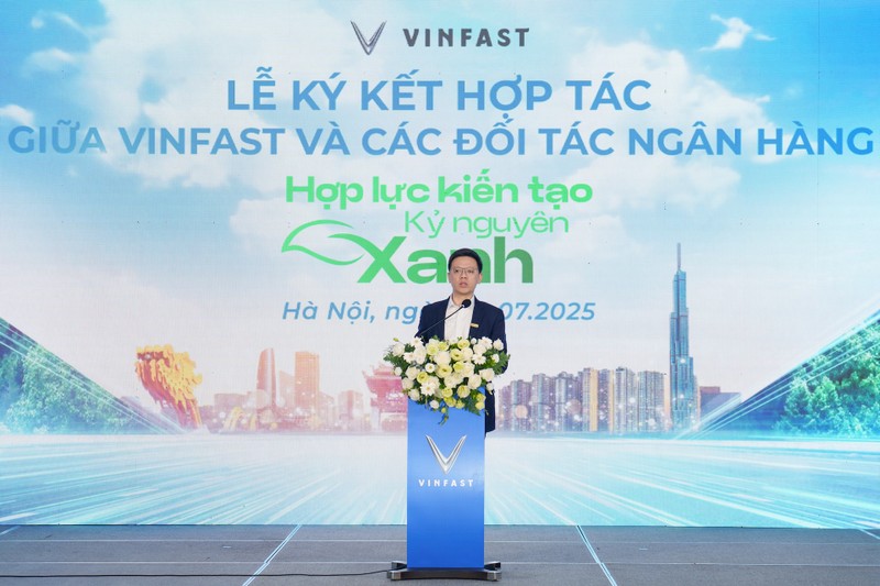 Ông Lê Việt Đức, Giám đốc Khối Bán lẻ Ngân hàng Thương mại Cổ phần Công Thương Việt Nam (Vietinbank), đại diện cho các tổ chức tài chính chung tay cùng VinFast thúc đẩy chuyển đổi xanh tại Thủ đô phát biểu tại lễ ký kết hợp tác. A3 (2).jpeg
