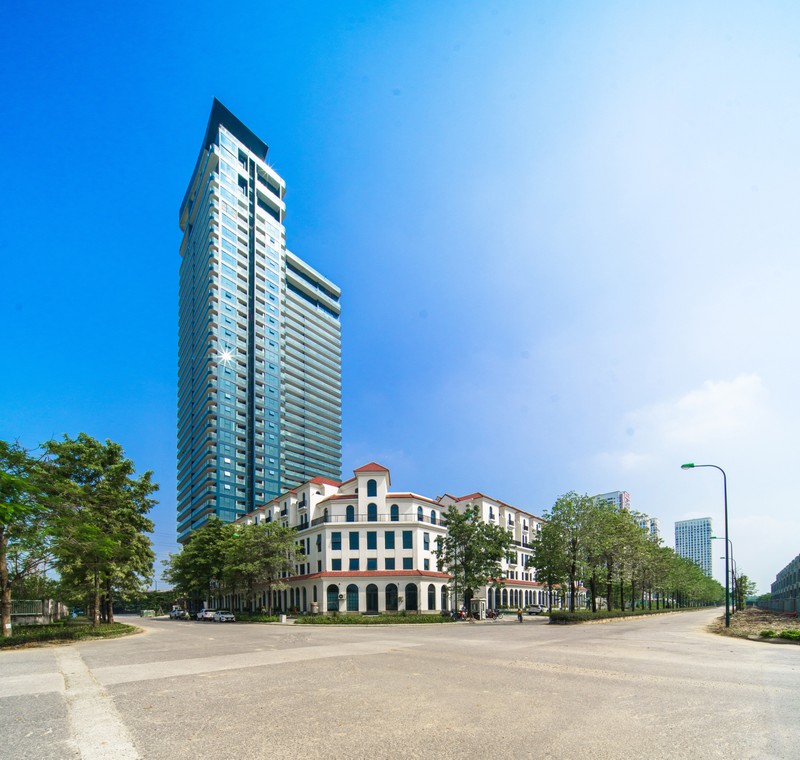 Với quy mô 35 tầng, hơn 200 căn hộ cao cấp, thiết kế từ 2 - 4 phòng ngủ và penthouse, Sunshine Golden River có mật độ chỉ 6 - 8 căn/sàn, cùng hệ tiện ích đồng bộ như bể bơi bốn mùa và ngoài trời, nhà sinh hoạt cộng đồng, phòng thể thao… Ảnh 4 (2).jpg