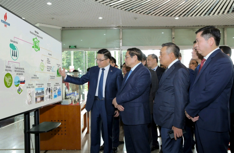 Lãnh đạo Petrovietnam báo cáo Thủ tướng Phạm Minh Chính về nghiên cứu thu hồi và lưu trữ CO2 của VPI. Anh1 CĐS.png