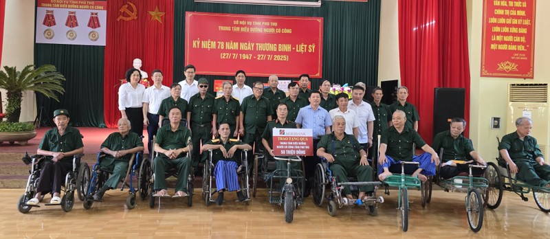 Đại diện Công đoàn Agribank và Công đoàn cơ sở thăm hỏi các thương binh, bệnh binh tại Trung tâm điều dưỡng người có công tỉnh Phú Thọ Ảnh 3.jpeg