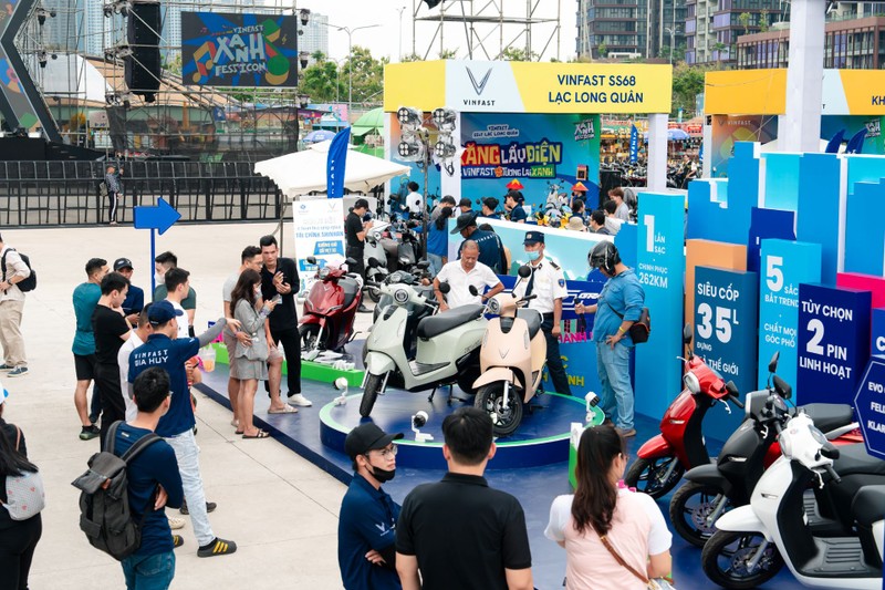 Khách hàng quan tâm tới các dòng xe máy điện VinFast trưng bày tại sự kiện 1.jpg