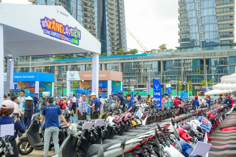 Khu vực gian hàng “Đổi xăng lấy điện” tại sự kiện “VinFast Xanh Fest Icon” luôn có đông đảo người dân ghé thăm 4.jpg