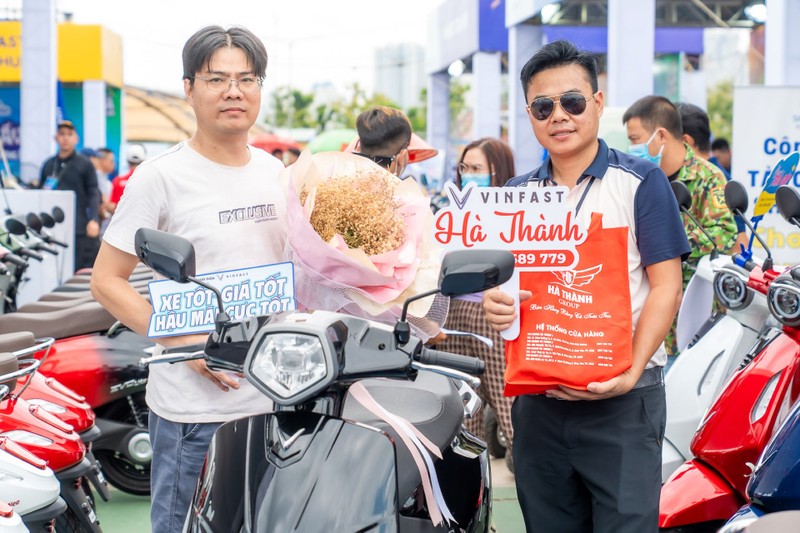 Nhiều khách hàng chốt lấy xe điện ngay tại sự kiện đã nhận được quà tặng từ đại lý 5.jpg