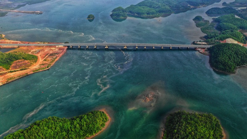 Quảng Ninh đã và đang đầu tư mạnh mẽ cho hạ tầng giao thông. (Ảnh: Ánh Dương) cao-toc-ha-long-van-don.jpeg