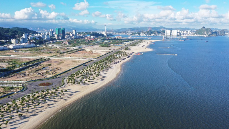 Dự án Sun Elite City ôm trọn bờ biển Bãi Cháy. (Ảnh: Ánh Dương) duong-bao-bien.jpg