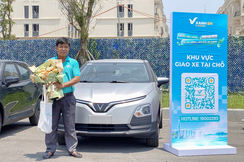 Anh Hà Văn Khá nhận chiếc VF 5 tại sự kiện A2 (4).jpeg