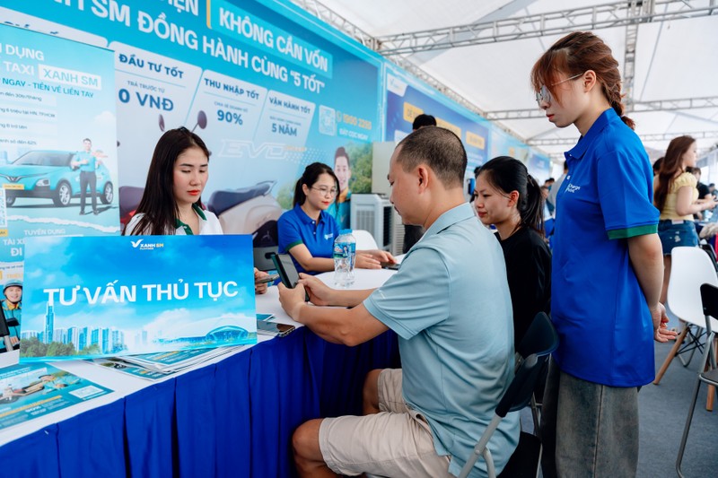 Khách hàng được tư vấn về thủ tục đổi xe tại sự kiện A6.jpeg
