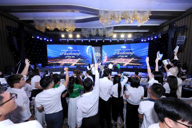 Lumira Ville được giới thiệu trong không khí bùng nổ của sự kiện, với sự tham dự của các đại lý chiến lược cùng nhân viên kinh doanh toàn miền Bắc z6854656972644_41c2c2c97747e4c018914622e1d885d6.jpg
