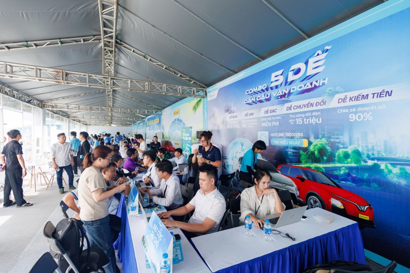 Khu vực tư vấn chuyển đổi ô tô điện tấp nập khách hàng đến tìm hiểu ngay từ sáng sớm. 1 (20).jpg