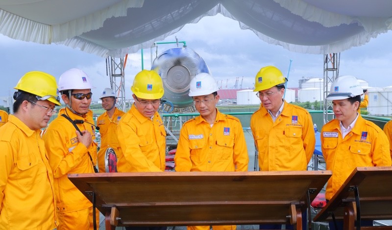 Trong suốt 50 năm qua cùng với quyết tâm chính trị “Một đội ngũ – Một mục tiêu”, toàn thể Petrovietnam đã đoàn kết, chung lòng thực hiện hiệu quả quản trị biến động công cuộc tái tạo kép. Anh 1 (13).jpg