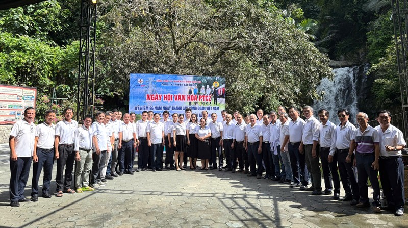 Các đại biểu chụp ảnh lưu niệm. Các đại biểu chụp ảnh lưu niệm.