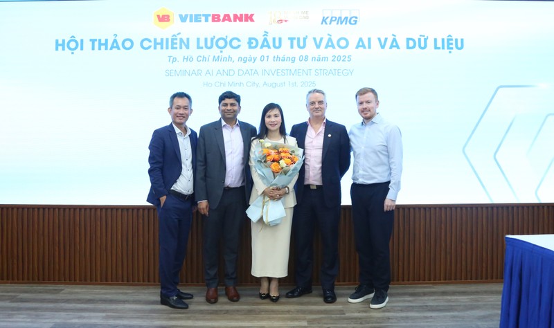 Bà Trần Tuấn Anh - Tổng Giám đốc Vietbank cùng các nhóm chuyên gia đến từ mạng lưới toàn cầu của KPMG 5O0A4863 - crop.JPG