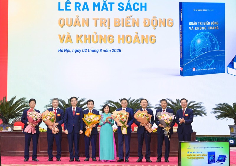Các đồng chí trong Đoàn Chủ tịch Đại hội tặng hoa chúc mừng TS Lê Mạnh Hùng và tập thể các tác giả. Anh 1 (14).jpg