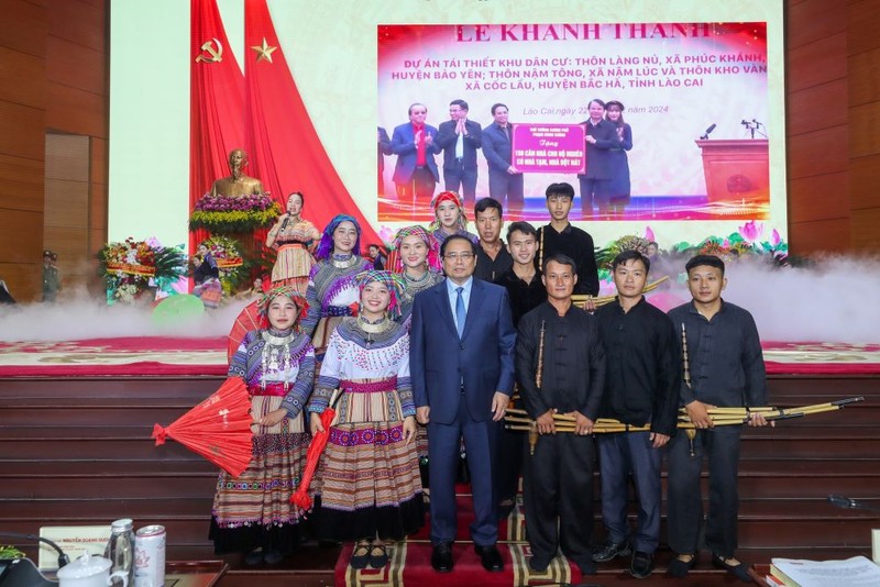 Thủ tướng Phạm Minh Chính bày tỏ sự xúc động khi xem các tiết mục văn nghệ do người dân thôn Kho Vàng - Lào Cai biểu diễn tại Đại hội Anh10PVN.jpg