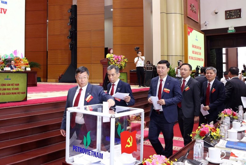Các đại biểu tham gia bỏ phiếu tại Đại hội Anh11PVN.jpg