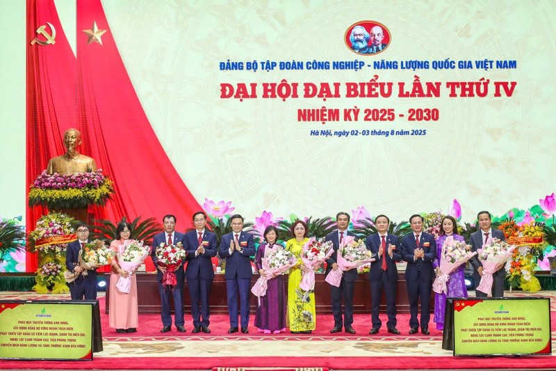 Vinh danh 12 Chi/Đảng bộ tiêu biểu hoàn thành xuất sắc chỉ tiêu nhiệm kỳ 2020 – 2025 và 9 công trình, sản phẩm tiêu biểu chào mừng Đại hội Đảng các cấp nhiệm kỳ 2025 – 2030. Anh13PVN.jpg