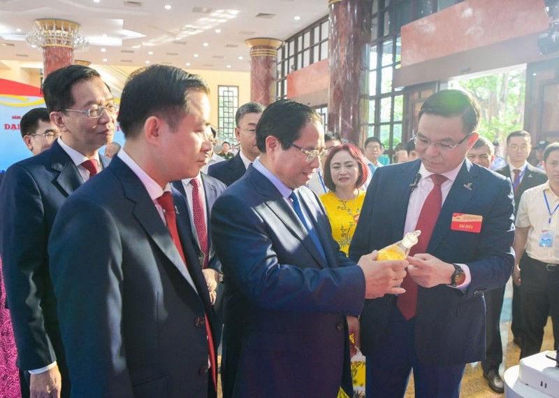 Thủ tướng Chính phủ Phạm Minh Chính nghe giới thiệu về sản phẩm mới của Petrovietnam Anh14PVN.jpg