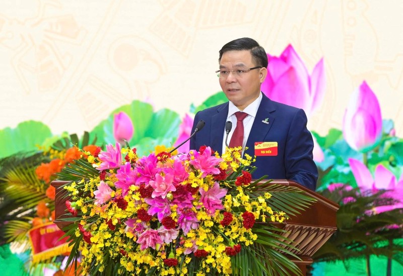 Đồng chí Lê Mạnh Hùng, Bí thư Đảng ủy, Chủ tịch HĐTV Tập đoàn: "Đây là thời điểm để Petrovietnam tự hào nhìn lại thành quả to lớn sau chặng đường vinh quang nửa thế kỷ dưới sự lãnh đạo của Đảng, sự phấn đấu không mệt mỏi của các thế hệ người lao động". Anh4PVN.jpg