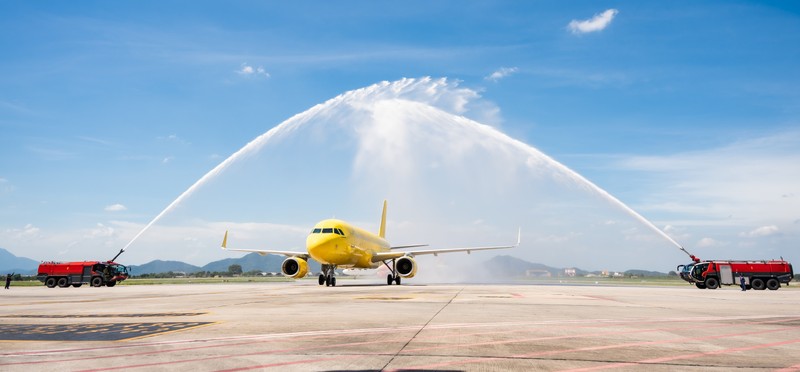 Nghi thức phun vòi rồng chào đón chiếc máy bay Airbus A320 Ảnh 1 (10).jpg
