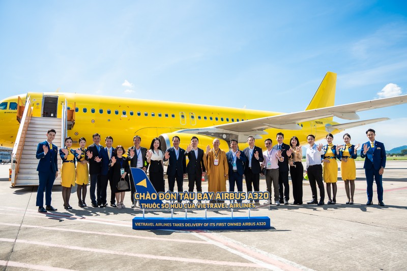 Các đại biểu chụp ảnh lưu niệm cùng chiếc máy bay Airbus A320 Ảnh 4 (7).jpg