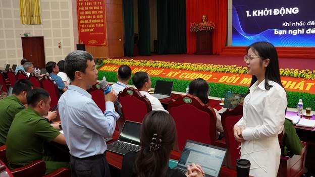 Cán bộ chia sẻ cập nhật kiến thức công nghệ AI trong buổi đào tạo Cán bộ chia sẻ cập nhật kiến thức công nghệ AI trong buổi đào tạo