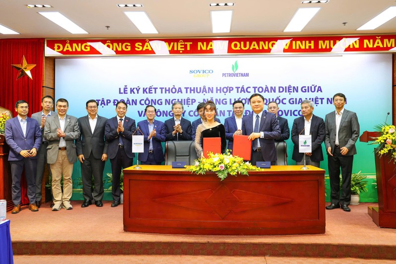 Tổng Giám đốc Petrovietnam Lê Ngọc Sơn và Chủ tịch HĐQT SOVICO Nguyễn Thị Phương Thảo ký kết thoả thuận hợp tác toàn diện Ảnh 3 (14).jpg