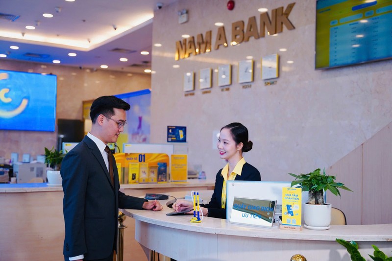 Khách hàng giao dịch tại Nam A Bank. z6886177548549_34b319867ba9646a323161d7c306dcf6.jpg