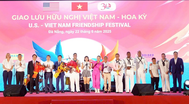 Ông Trần Khải Hoàn – Thành viên Hội đồng Quản trị, Quyền Tổng Giám đốc (thứ 3 từ trái sang) nhận hoa cảm ơn từ đại diện Đại sứ quán Hoa Kỳ tại Việt Nam z6886182876508_b99eb65fb9f1ecfe104be9ab801acc33.jpg
