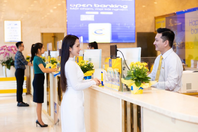 Khách hàng giao dịch tại Nam A Bank z6886193057640_d8f0ce127f91ffc9bfb3e213feecf6be.jpg