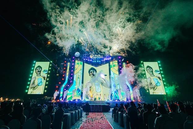 Không dừng lại ở đó, một loạt các hiệu ứng hiện đại như pháo hoa, laser, LED visual… càng khiến các phần trình diễn trở nên bùng nổ hơn.