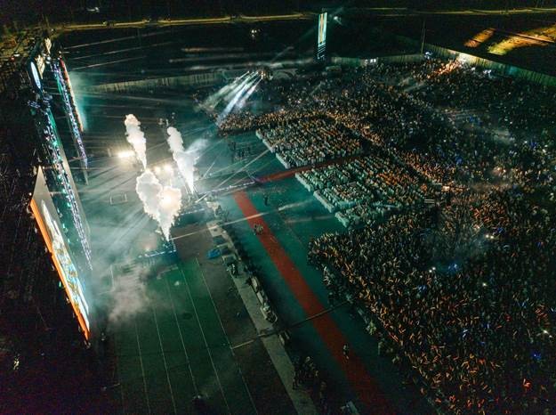 Hiệu ứng được ekip thực hiện thay đổi liên tục khiến cảm xúc của hàng chục ngàn khán giả có mặt được đẩy lên cao trào.