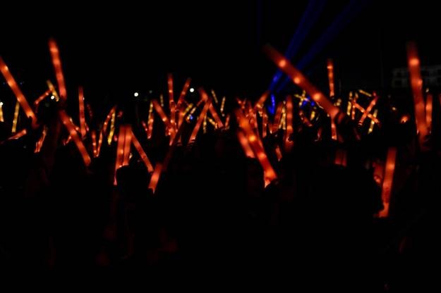 Chương trình kéo dài đến khi đồng hồ chuẩn bị bước sang ngày mới, nhưng sức nóng vẫn không hề giảm, khi khán đài vẫn rực sáng bởi hàng vạn lightstick.