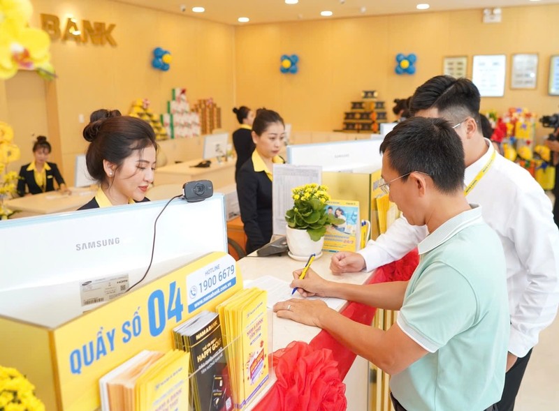 Khách hàng giao dịch tại Nam A Bank. z6899153237013_18555387eda6a71420ae42d8d606bc57.jpg