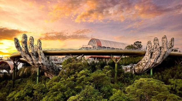 Cầu Vàng sẽ được trang hoàng bằng hàng trăm lá Quốc kỳ rực rỡ, trở thành “background” lý tưởng giữa mây trời Cầu Vàng sẽ được trang hoàng bằng hàng trăm lá Quốc kỳ rực rỡ, trở thành “background” lý tưởng giữa mây trời